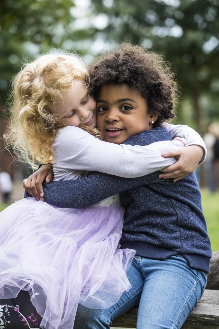 Kindjes knuffelen in stedelijke basisschool Koekatoe